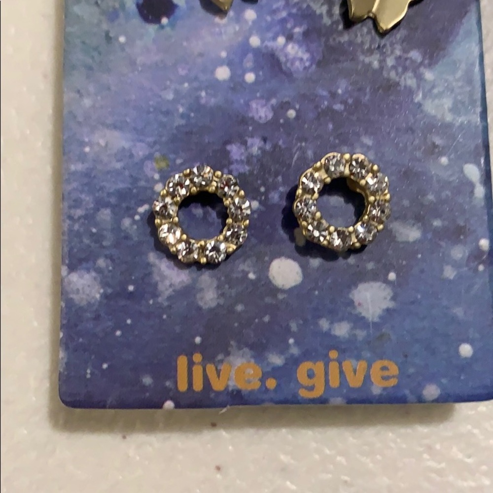 5/$20 Bops Butterfly Earrings Set - Picture 5 of 7
